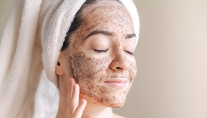 Menggunakan Scrub Badan Dapat Mencerahkan Kulit, Benarkah?