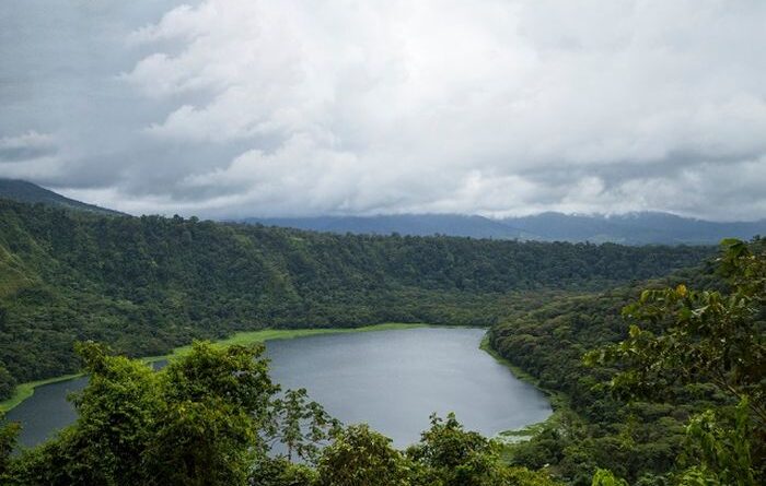 Danau Kakaban Yang Terletak Di Kepulauan Derawan