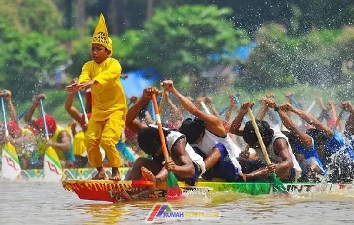 Pacu Jalur Tradisi Balap Perahu Daerah Kuantan Sangingi