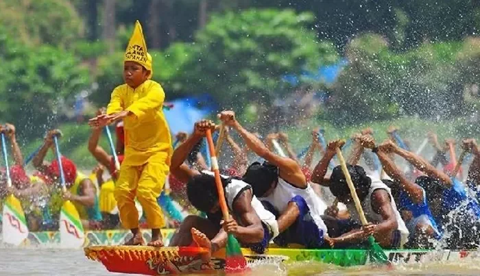 Pacu Jalur Tradisi Balap Perahu Daerah Kuantan Sangingi