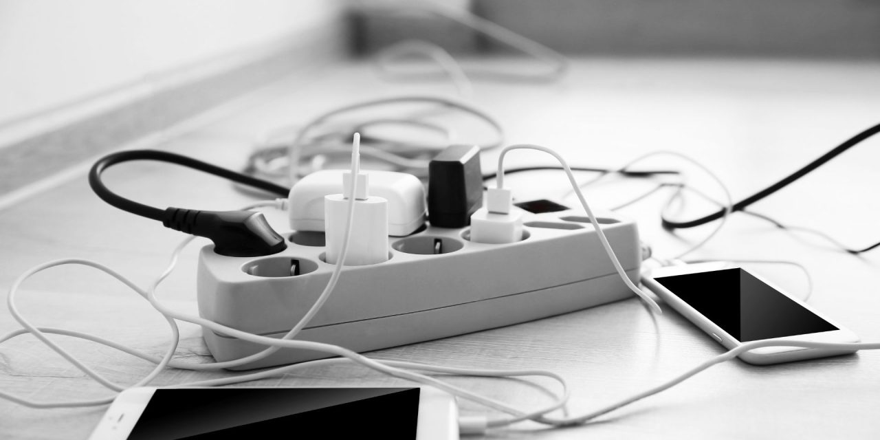 Kebiasaan Sederhana Tidak Cabut Charger Dari Stop Kontak, Ini Risikonya