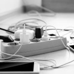 Kebiasaan Sederhana Tidak Cabut Charger Dari Stop Kontak, Ini Risikonya