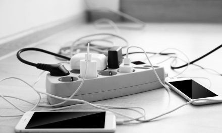 Kebiasaan Sederhana Tidak Cabut Charger Dari Stop Kontak, Ini Risikonya