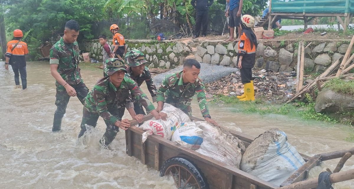 TNI Dan Warga Bersinergi Tangani Banjir Di Bekasi