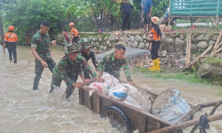 TNI Dan Warga Bersinergi Tangani Banjir Di Bekasi