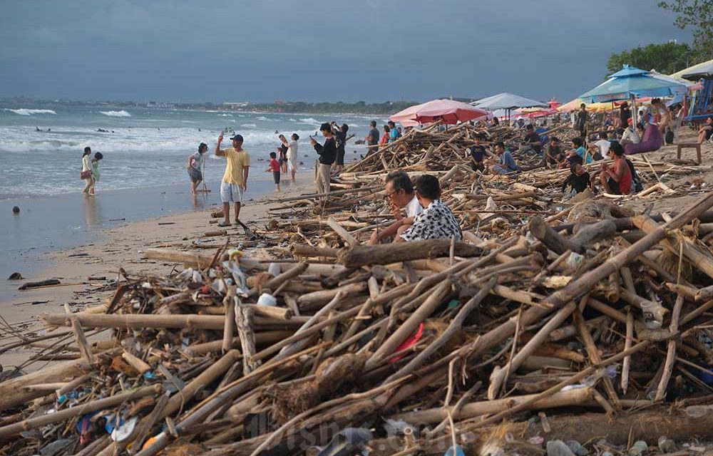 Sampah Mengotori Pantai Kuta Bali, Pemandangan Menyedihkan
