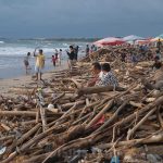 Sampah Mengotori Pantai Kuta Bali, Pemandangan Menyedihkan