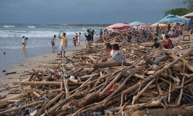 Sampah Mengotori Pantai Kuta Bali, Pemandangan Menyedihkan