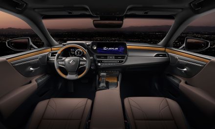 Mobil Lexus ES Punya Interior Modern Dan Elegan