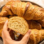 Croissant Di Kenal Miliki Permukaannya Yang Renyah Dan Lezat