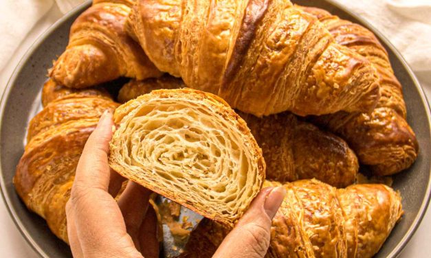 Croissant Di Kenal Miliki Permukaannya Yang Renyah Dan Lezat