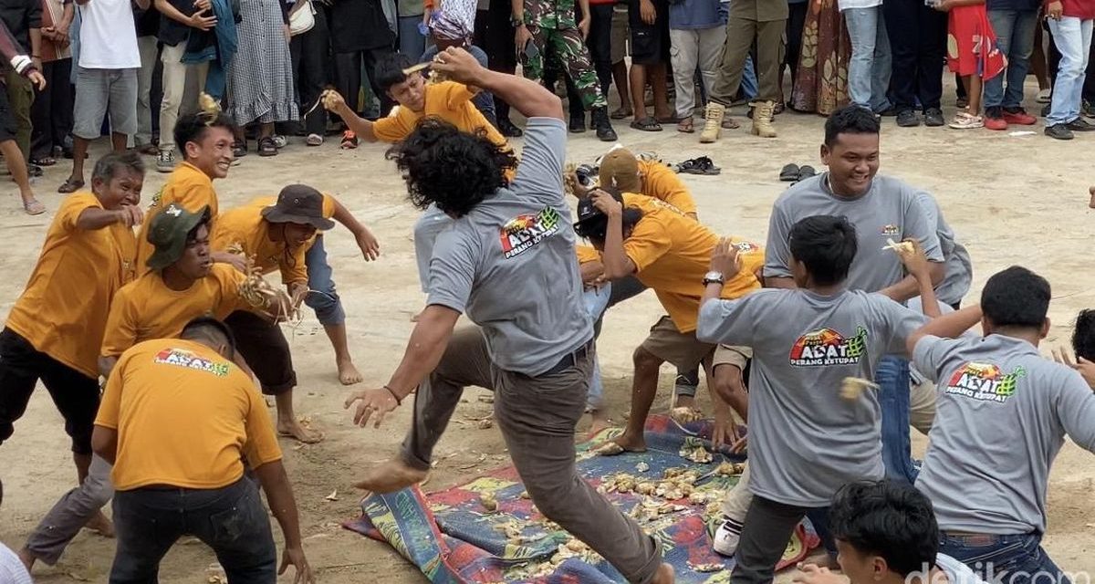 Tradisi Perang Ketupat Simbol Kerukunan Dua Agama Di Lombok