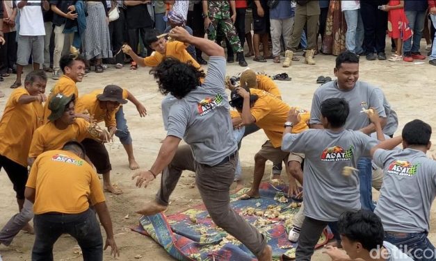 Tradisi Perang Ketupat Simbol Kerukunan Dua Agama Di Lombok