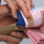 Tanda Bahwa Kamu Tidak Menghargai Uang, Simak Ini!