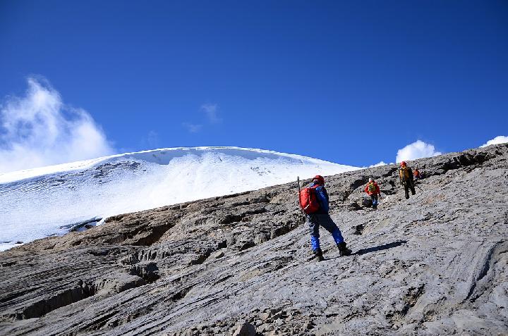 Gunung Carstensz Pyramid, Puncak Salju Abadi Di Negeri Tropis
